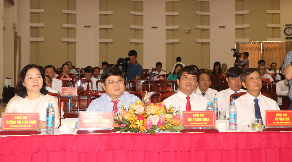 Lãnh đạo tỉnh, Học viện Chính trị Khu vực II tham dự lễ khai giảng.